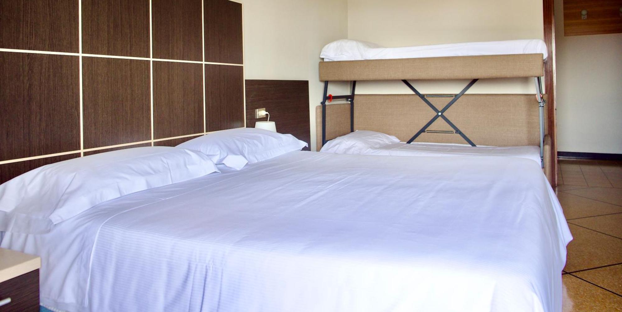 Hotel Mediterraneo Cavi di Lavagna Eksteriør billede
